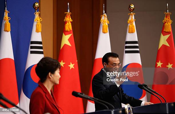 Chinese Premier Li Keqiang speaks as South Korean President Park Geun-hye looks on during a joint news conference at the presidential Blue House on...