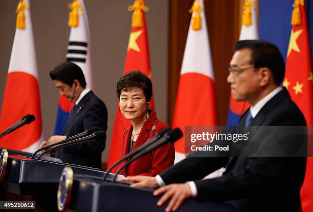 Chinese Premier Li Keqiang speaks as South Korean President Park Geun-hye looks on during a joint news conference at the presidential Blue House on...