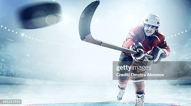 jugadores en acción de hockey sobre hielo - ice hockey fotografías e imágenes de stock