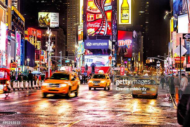 taxis on 7th avenue at times square, new york city - times square manhattan new york stockfoto's en -beelden