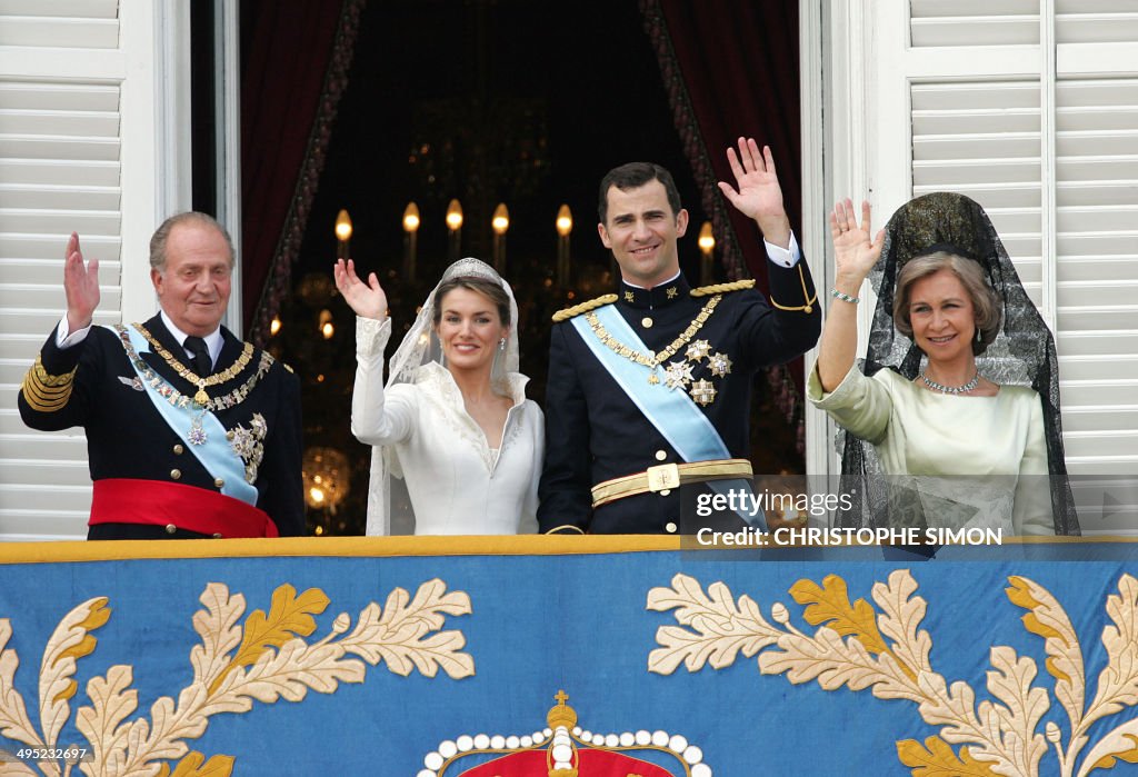 SPAIN-ROYALS-FELIPE-LETIZIA-JUAN CARLOS-SOFIA-BALCONY-WEDDING