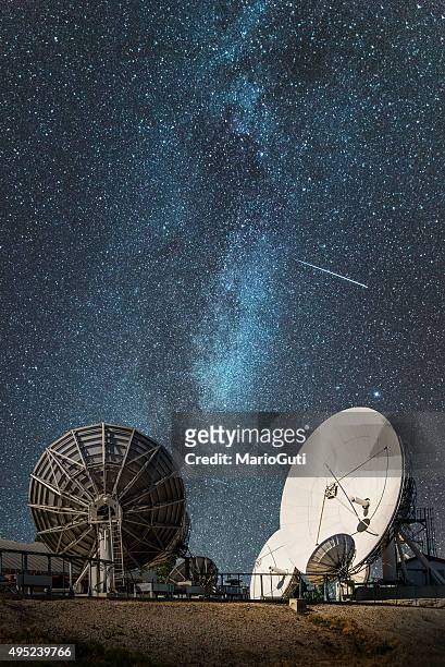 antennas sotto la via lattea - observatory foto e immagini stock