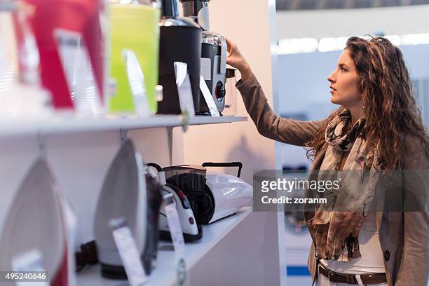 choosing electric juicer - appliance shopping stock pictures, royalty-free photos & images