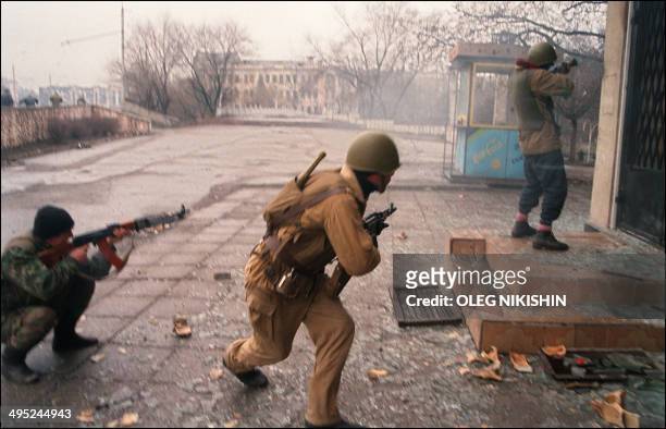 Chechen separatists fight Rusxsian soldiers 05 January 1995 in Grozny, capital of the breakaway southern republic of Chechnya. Russian troops entered...