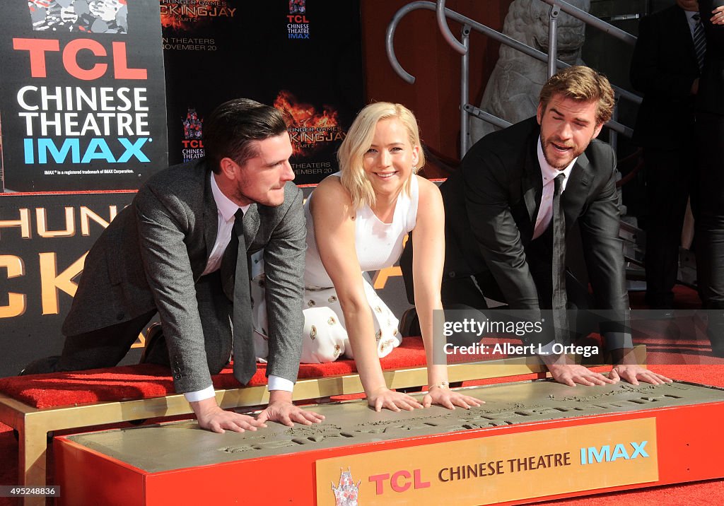 Mockingjay Hand Sign Stars Josh Hutcherson, Jennifer Lawrence and Liam Hemsworth From ...