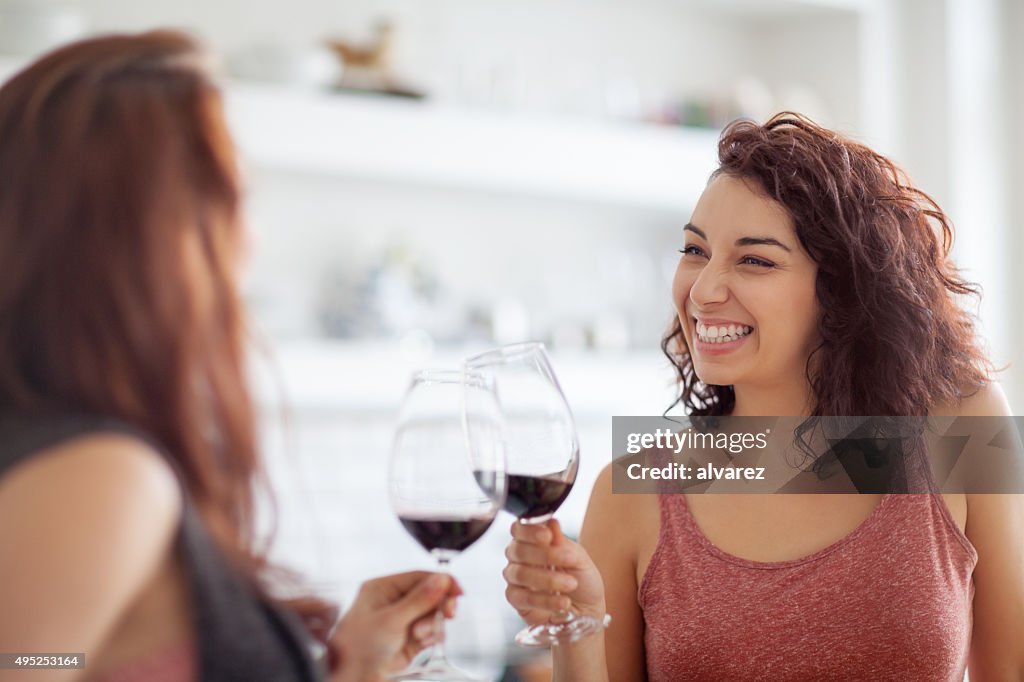 Femininos amigos desfrutar de um copo de vinho