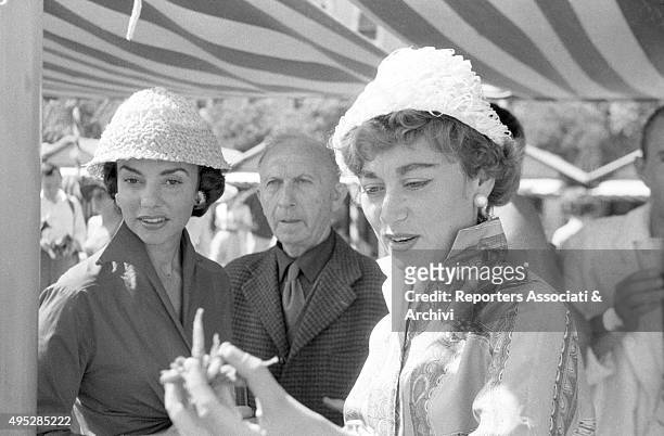 Italian American countess Consuelo Crespi and actor Henry Fonda's wife and Italian baroness Afdera Franchetti having a lunch at Lido di Venezia,...