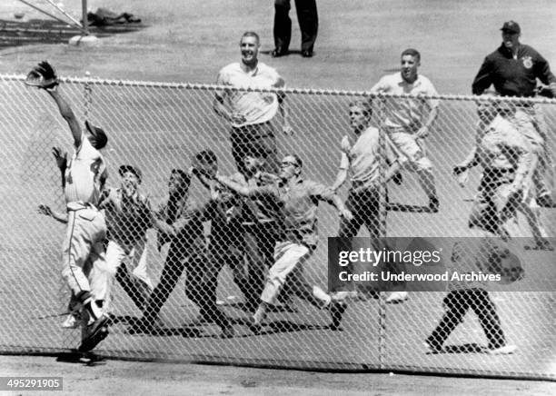 Milwaukee Braves' Hank Aaron goes to try and catch a home run ball hit by Matty Alou of the San Francisco Giants, San Francisco, California, August...