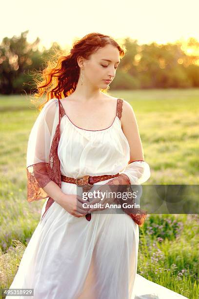 fotos e imágenes de Vestido Estilo Griego - Getty Images fotos e imágenes de Vestido Estilo Griego - Getty Images