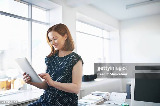 business owner at her office - woman ipad stockfoto's en -beelden