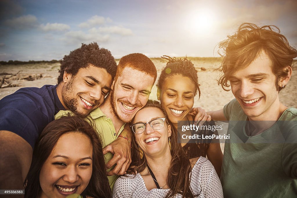 Amigos selfie en la playa