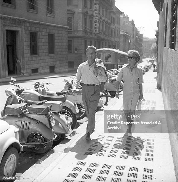 American actor Kirk Douglas walking in Rome with his wife Anne Buydens. Rome, 17/7/1958