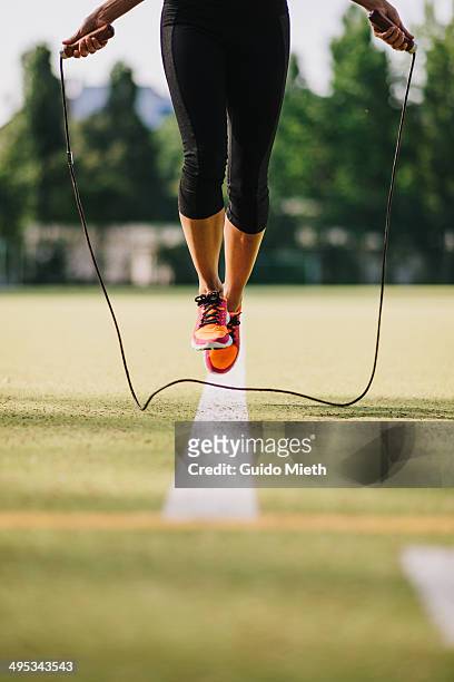 woman doing jump roping. - touwtje springen stockfoto's en -beelden