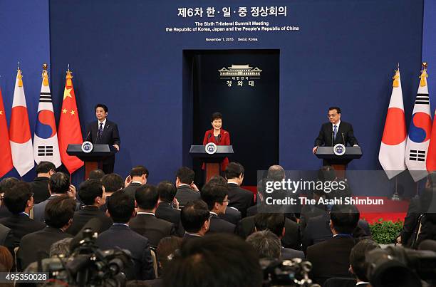 Japanese Prime Minister Shinzo Abe , South Korean President Park Geun-hye and Chinese Premier Li Keqiang attend a joint press conference after the...