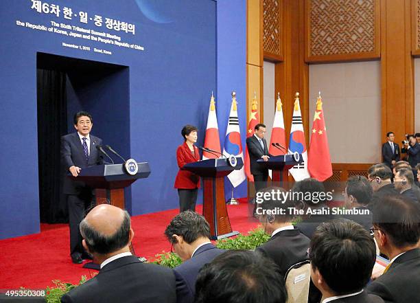 Japanese Prime Minister Shinzo Abe , South Korean President Park Geun-hye and Chinese Premier Li Keqiang attend a joint press conference after the...