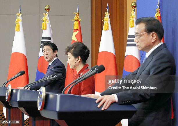 Japanese Prime Minister Shinzo Abe , South Korean President Park Geun-hye and Chinese Premier Li Keqiang attend a joint press conference after the...