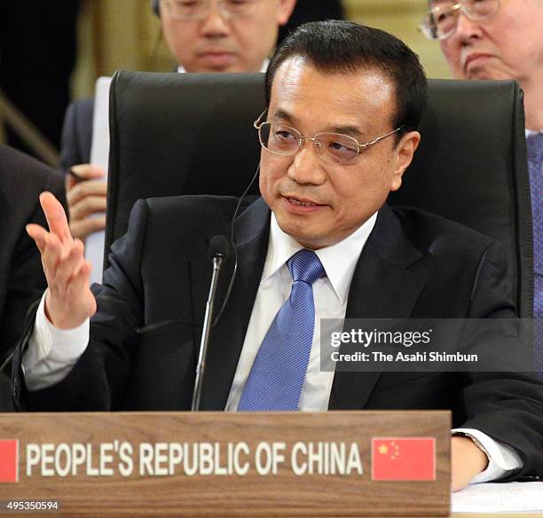 Chinese Premier Li Keqiang addresses during the trilateral summit between Japan, South Korea and China at the presidential Blue House on November 1,...