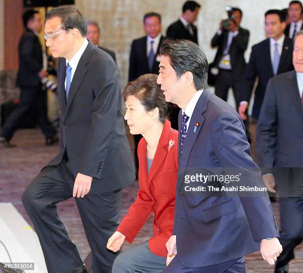 President Park Geun-hye , Japanese Prime Minister Shinzo Abe and Chinese Premier Li Keqiang attend a business summit on the sidelines of the...