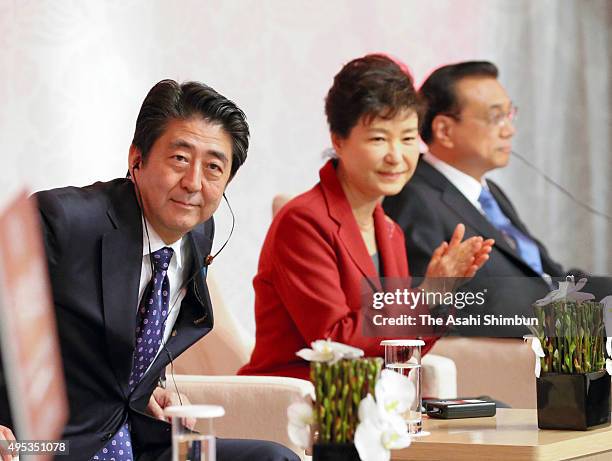 President Park Geun-hye , Japanese Prime Minister Shinzo Abe and Chinese Premier Li Keqiang attend a business summit on the sidelines of the...