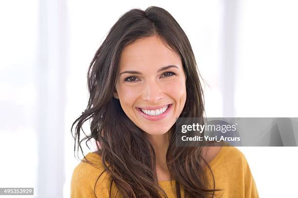 feliz vida sala de estar - mujer atractiva fotografías e imágenes de stock