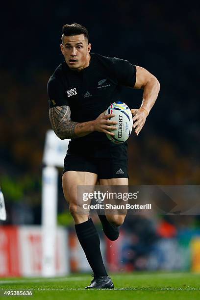 Sonny Bill Williams of New Zealand runs with the ball during the 2015 Rugby World Cup Final match between New Zealand and Australia at Twickenham...