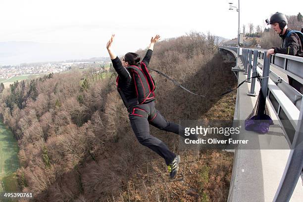 girl jumping from a bridge attached to static line - base jumping imagens e fotografias de stock