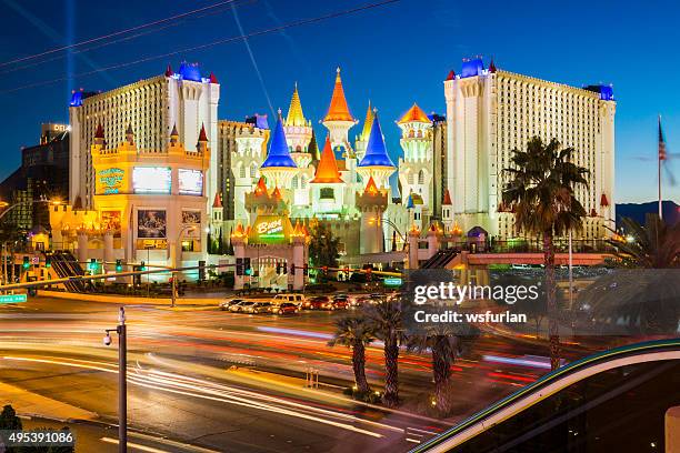 las vegas boulevard, dem strip. - excalibur hotel stock-fotos und bilder