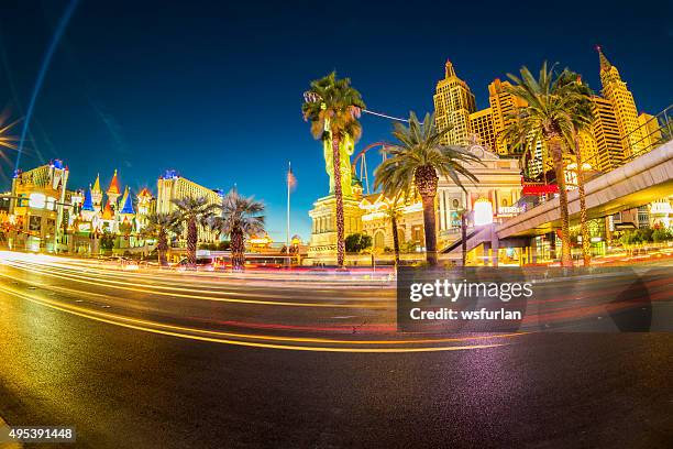 las vegas boulevard, a uma extensão com várias tomadas. - excalibur hotel casino on the las vegas strip imagens e fotografias de stock