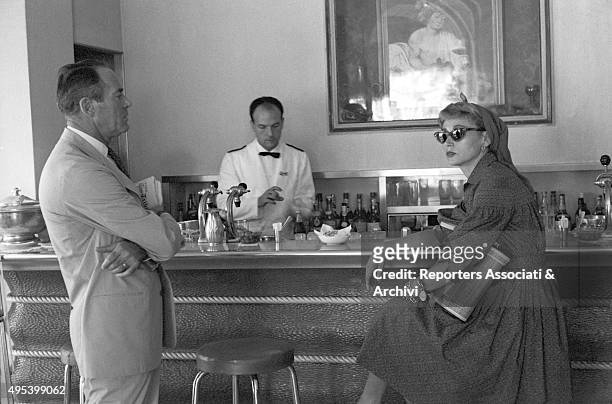 American actor Henry Fonda and his wife Afdera Franchetti at the counter of the Doney bar on via Veneto. Rome, 1st August 1959