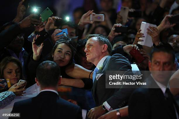 Daniel Craig poses for a picture with a fan during the red carpet of the 'Spectre' film Premiere at Auditorio Nacional on November 02, 2015 in Mexico...