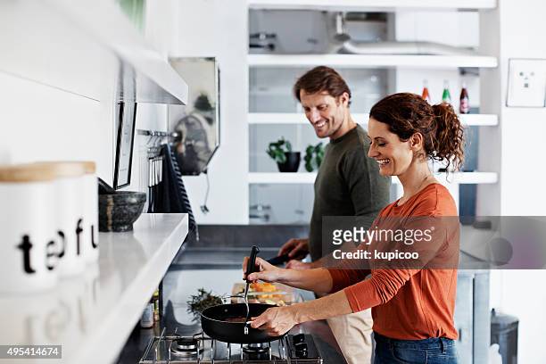 giving him a lesson or two in cooking - couple in kitchen stock pictures, royalty-free photos & images