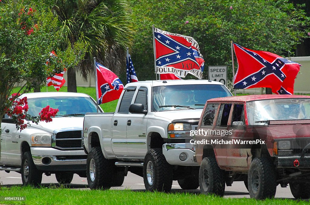 Lastwagen auf Amerikanische Südstaaten-Flagge Rally