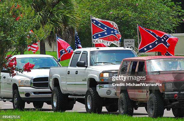 lastwagen auf amerikanische südstaaten-flagge rally - confederate flag stock-fotos und bilder