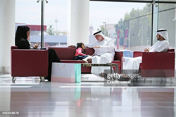 arabische familie in shopping center - old emirati woman stock-fotos und bilder
