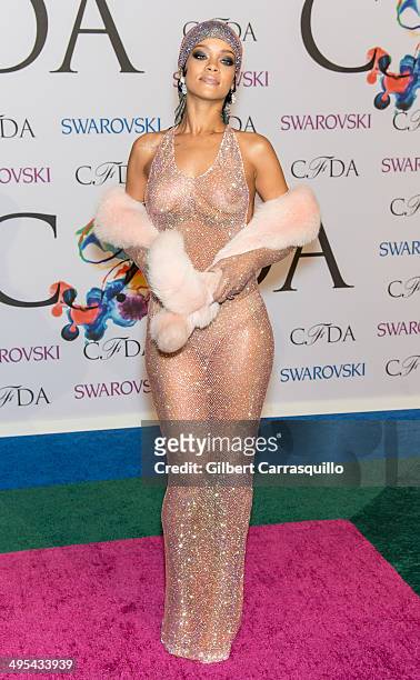 Recipient of the 2014 CFDA Fashion Icon Award, Rihanna attends the 2014 CFDA fashion awards at Alice Tully Hall, Lincoln Center on June 2, 2014 in...