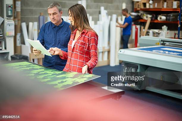 donna che lavora in una segnaletica società - digital printing foto e immagini stock
