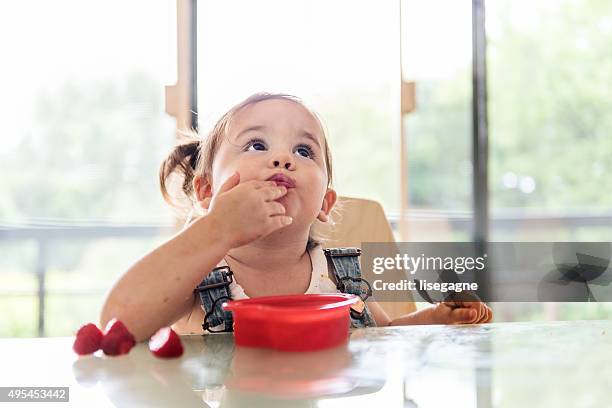 menos de 2 anos de idade menina comer jello - 18 a 23 meses imagens e fotografias de stock