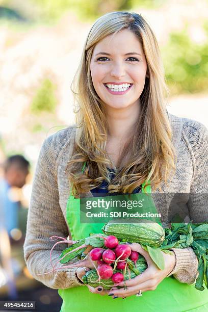 teacher holding bundle of fresh veggies during field trip - portrait of school children and female teacher in field stock pictures, royalty-free photos & images