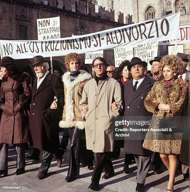 American actor Dustin Hoffman and Italian actress Carla Gravina parading pro-divorce in the film Alfredo, Alfredo. 1972