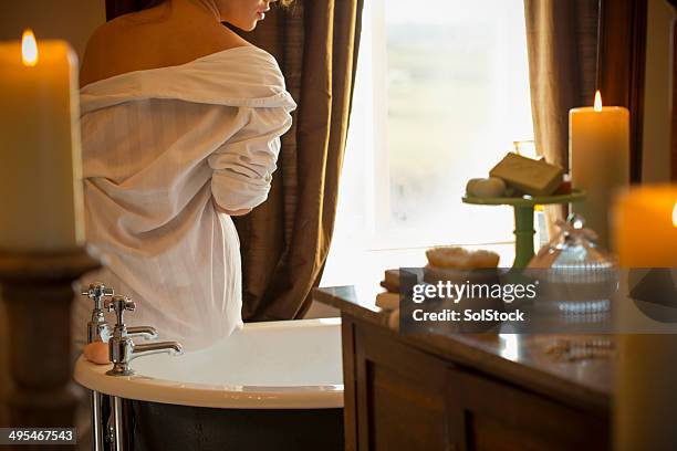 frau sich im bad - woman bath bubbles stock-fotos und bilder