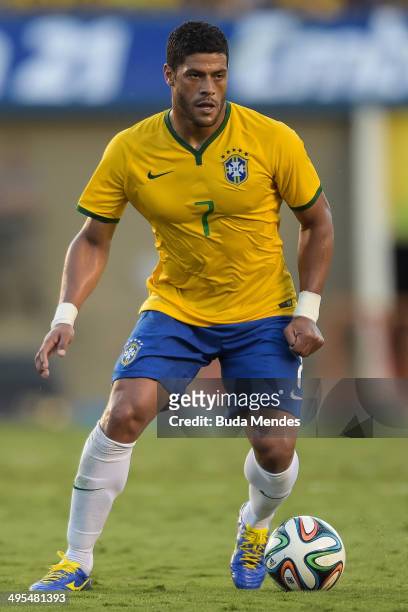 Hulk of Brazil runs the ball during the International Friendly Match between Brazil and Panama at Serra Dourada Stadium on June 03, 2014 in Goiania,...