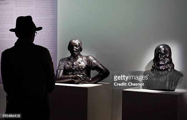 Visitor look at busts of Francois Ier and Leonardo da Vinci during the exhibition "Leonardo da Vinci, il Genio - The secrets of the Codex Atlanticus...