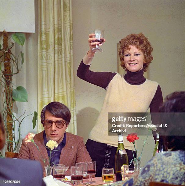 Italian actress Carla Gravina toasting with American actor Dustin Hoffman in the film Alfredo, Alfredo. 1972