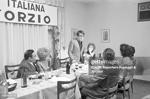 American actor Dustin Hoffman and Italian actress Carla Gravina in front of a decked table in the film Alfredo, Alfredo. 1972
