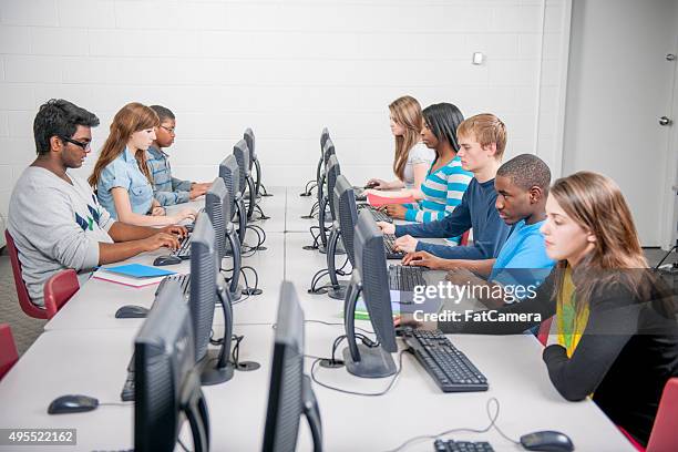 étudiants travaillant dans un laboratoire informatique - computer lab high school with computer screen photos et images de collection