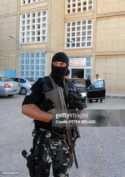 Tunisian special forces secure a school where Tunisian students are taking the "baccalaureat" exam on June 4, 2014 in Tunis. AFP PHOTO / FETHI BELAID