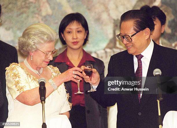 Queen Elizabeth II shares a toast with Chinese President Jiang Zemin during a banquet at the Chinese Embassy on October 21, 1999 in London, England.