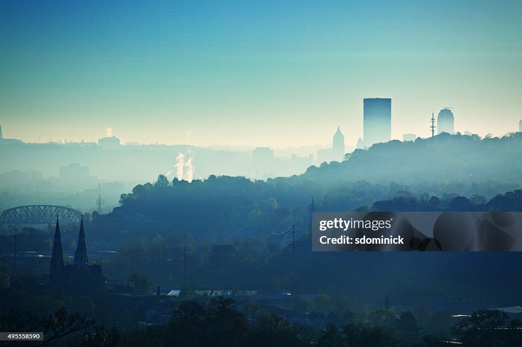 Manhã cedo em Pittsburgh, Pensilvânia Hills e a cidade