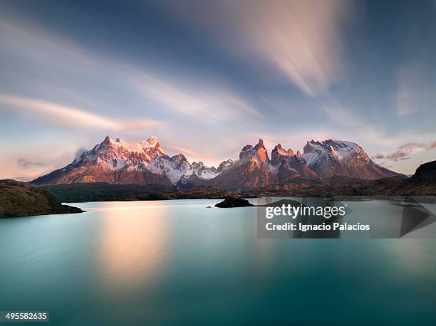 torres del paine at sunrise with pehoe lake - cuernos del paine stockfoto's en -beelden