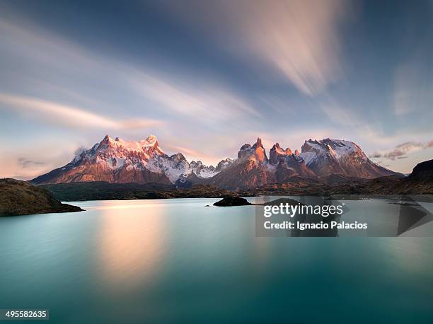 torres del paine at sunrise with pehoe lake - mountain lake stockfoto's en -beelden